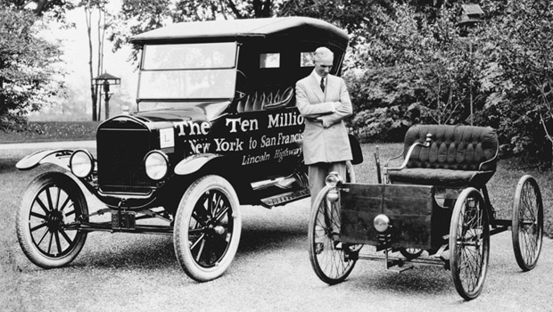 1896 yılında Henry Ford, üretilmiş olan 10 milyonuncu Model T ve Quadracycle ile birlikteyken.