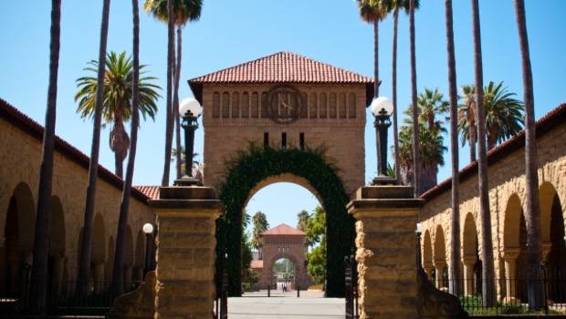 Stanford'dayken bir aile dostu Spiegel'in girişimcilik ve girişim sermayesi üzerine bir lisans üstü dersine girmesine izin verdi. Bu sınıftayken Google CEO'su Eric Schmidt ve YouTube ortak kurucusu Chad Hurley gibi teknoloji armatürlerinin konuşmalarını dinleme fırsatına sahip oldu.
